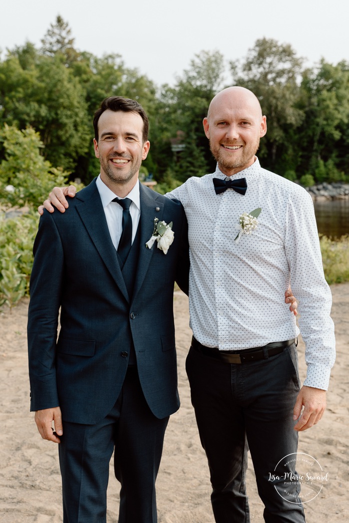 Bridal party beach photos. Bridesmaids and groomsmen photos. Beach wedding photos. Lakefront wedding photos. Mariage au bord du Lac-Saint-Jean. Auberge des Îles. Photographe mariage Saguenay-Lac-Saint-Jean