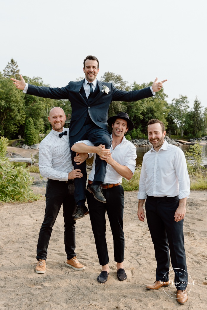 Bridal party beach photos. Bridesmaids and groomsmen photos. Beach wedding photos. Lakefront wedding photos. Mariage au bord du Lac-Saint-Jean. Auberge des Îles. Photographe mariage Saguenay-Lac-Saint-Jean