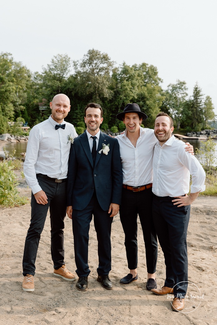 Bridal party beach photos. Bridesmaids and groomsmen photos. Beach wedding photos. Lakefront wedding photos. Mariage au bord du Lac-Saint-Jean. Auberge des Îles. Photographe mariage Saguenay-Lac-Saint-Jean