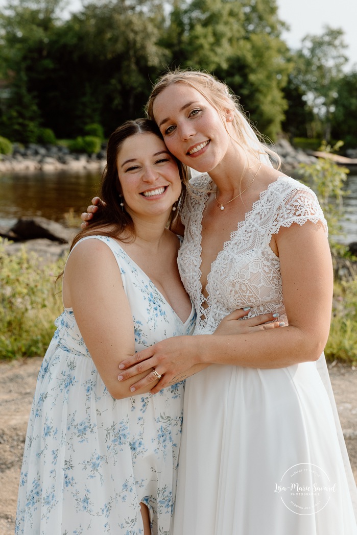 Bridal party beach photos. Bridesmaids and groomsmen photos. Beach wedding photos. Lakefront wedding photos. Mariage au bord du Lac-Saint-Jean. Auberge des Îles. Photographe mariage Saguenay-Lac-Saint-Jean