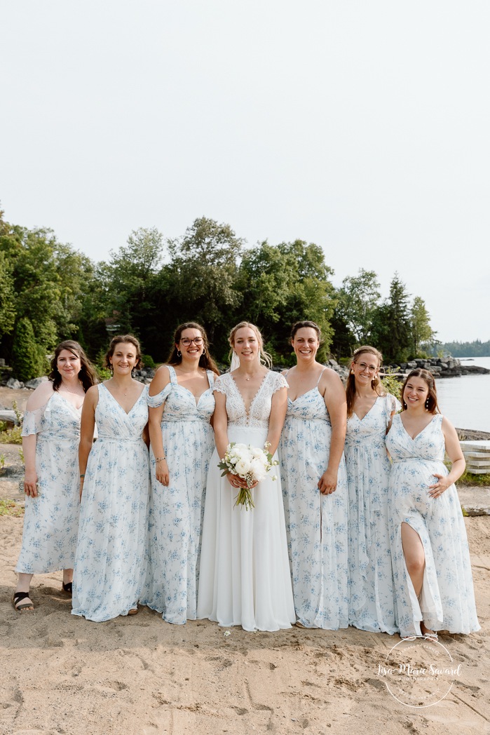 Bridal party beach photos. Bridesmaids and groomsmen photos. Beach wedding photos. Lakefront wedding photos. Mariage au bord du Lac-Saint-Jean. Auberge des Îles. Photographe mariage Saguenay-Lac-Saint-Jean
