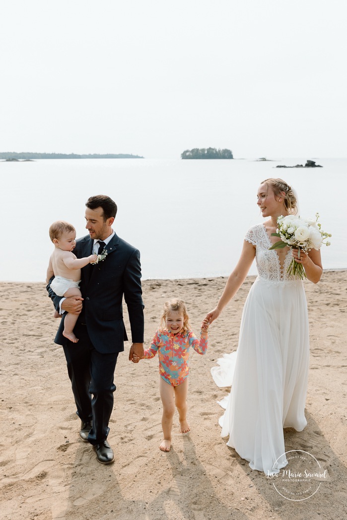 Wedding photos with children. Beach wedding photos. Lakefront wedding photos. Mariage au bord du Lac-Saint-Jean. Auberge des Îles. Photographe mariage Saguenay-Lac-Saint-Jean