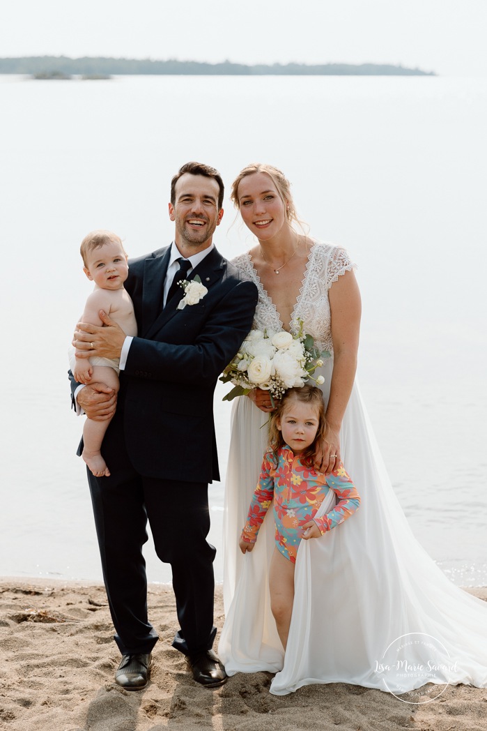 Wedding photos with children. Beach wedding photos. Lakefront wedding photos. Mariage au bord du Lac-Saint-Jean. Auberge des Îles. Photographe mariage Saguenay-Lac-Saint-Jean