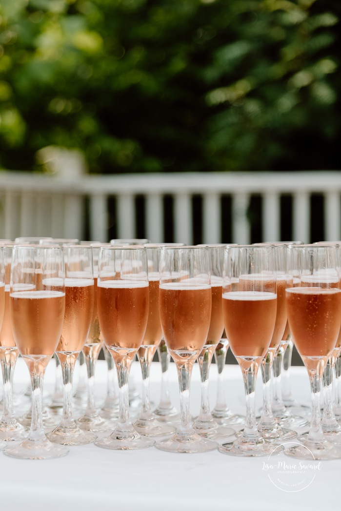Beach wedding cocktail hour. Summer lakefront wedding. Mariage au bord du Lac-Saint-Jean. Auberge des Îles. Photographe mariage Saguenay-Lac-Saint-Jean