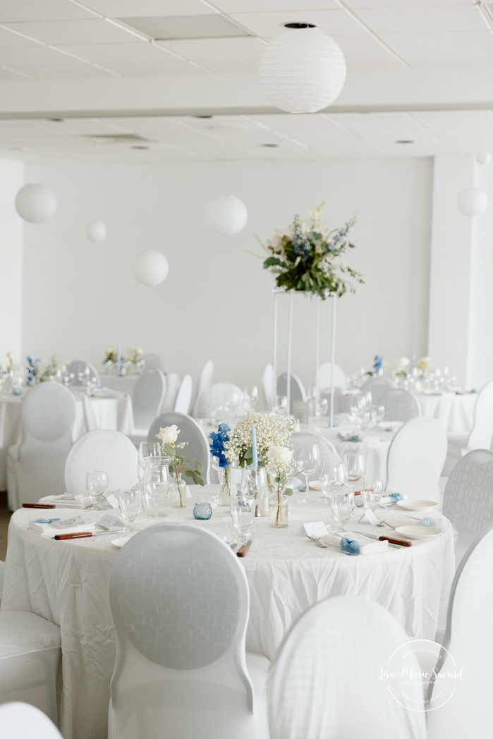 Simple wedding reception decor. White, blue and green wedding decor. Mariage au bord du Lac-Saint-Jean. Auberge des Îles. Photographe mariage Saguenay-Lac-Saint-Jean