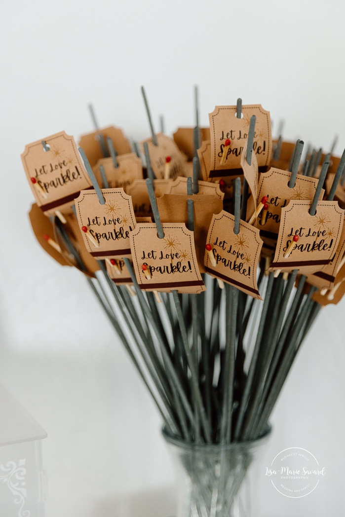 Simple wedding reception decor. White, blue and green wedding decor. Mariage au bord du Lac-Saint-Jean. Auberge des Îles. Photographe mariage Saguenay-Lac-Saint-Jean