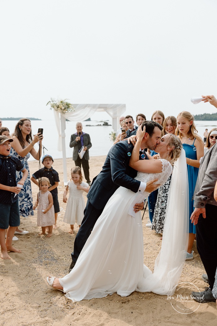 Beach wedding ceremony. Summer lakefront wedding. Mariage au bord du Lac-Saint-Jean. Auberge des Îles. Photographe mariage Saguenay-Lac-Saint-Jean