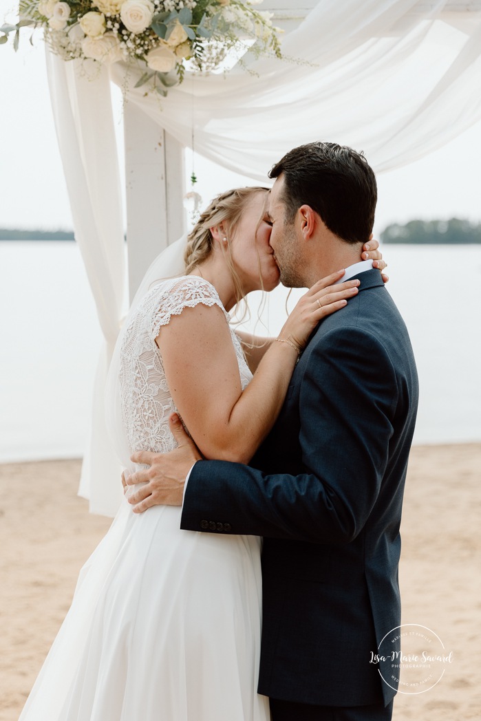 Beach wedding ceremony. Summer lakefront wedding. Mariage au bord du Lac-Saint-Jean. Auberge des Îles. Photographe mariage Saguenay-Lac-Saint-Jean