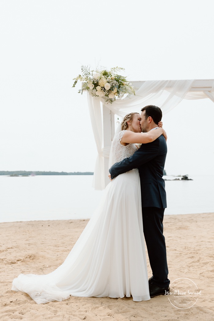 Beach wedding ceremony. Summer lakefront wedding. Mariage au bord du Lac-Saint-Jean. Auberge des Îles. Photographe mariage Saguenay-Lac-Saint-Jean
