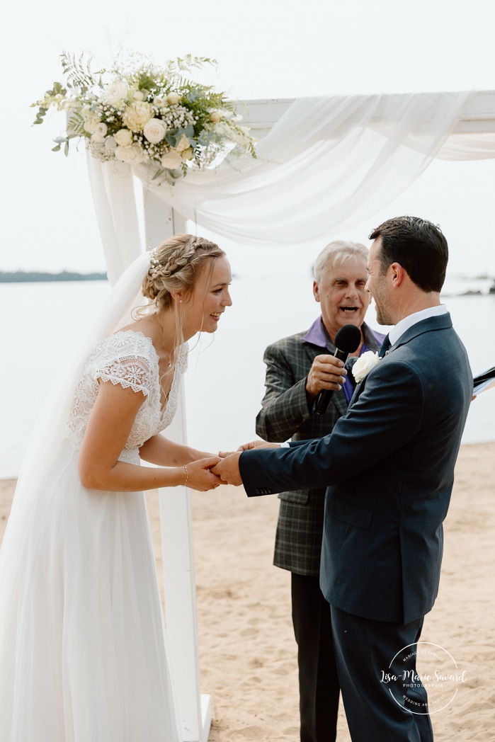 Beach wedding ceremony. Summer lakefront wedding. Mariage au bord du Lac-Saint-Jean. Auberge des Îles. Photographe mariage Saguenay-Lac-Saint-Jean