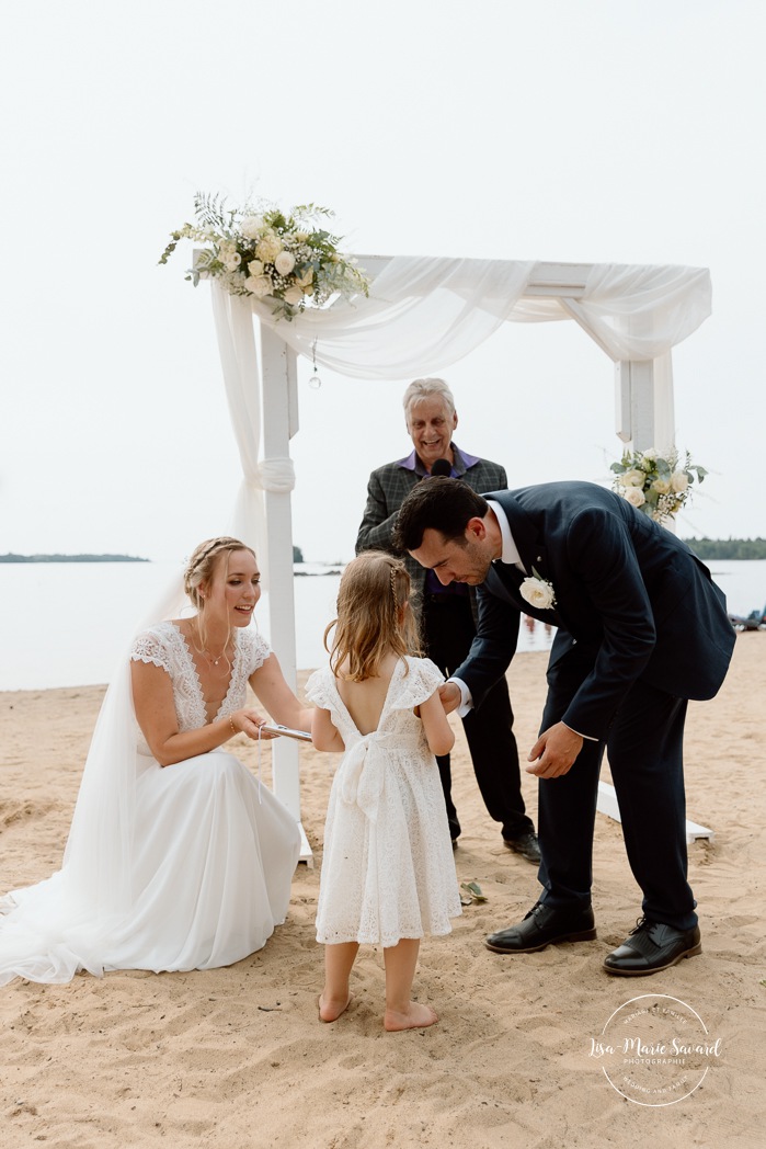 Beach wedding ceremony. Summer lakefront wedding. Mariage au bord du Lac-Saint-Jean. Auberge des Îles. Photographe mariage Saguenay-Lac-Saint-Jean