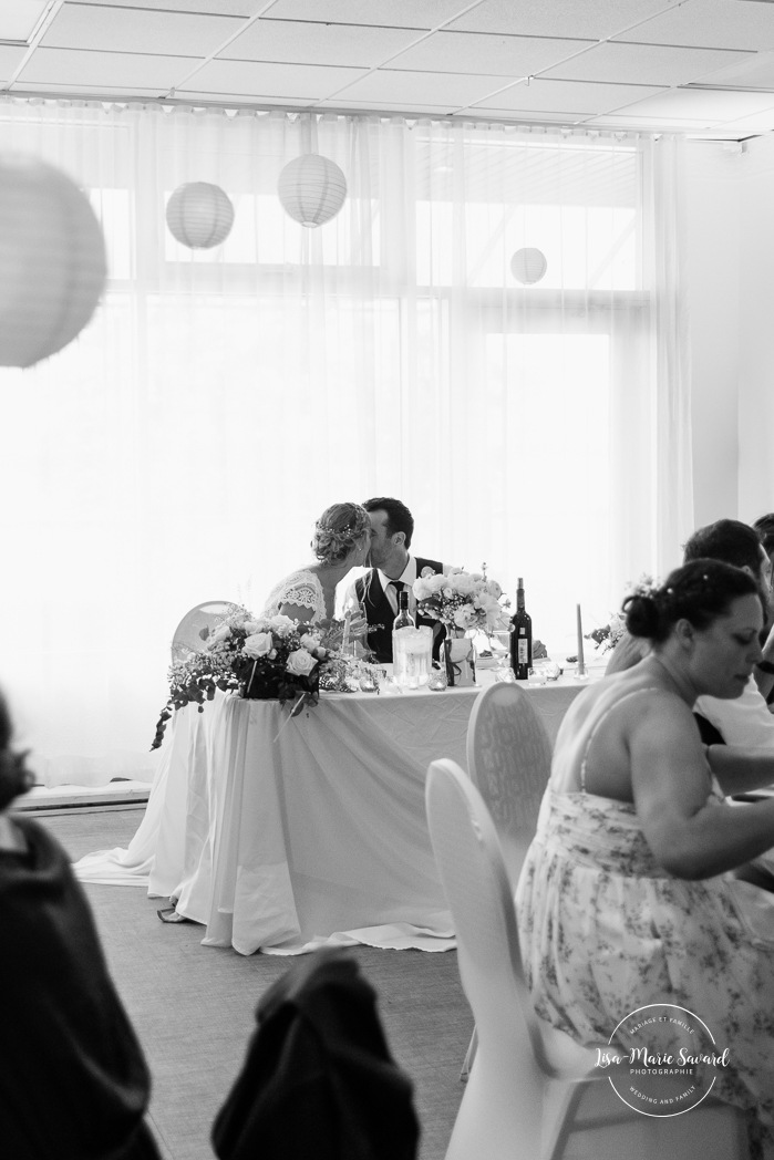 Candid wedding reception photos. Mariage au bord du Lac-Saint-Jean. Auberge des Îles. Photographe mariage Saguenay-Lac-Saint-Jean