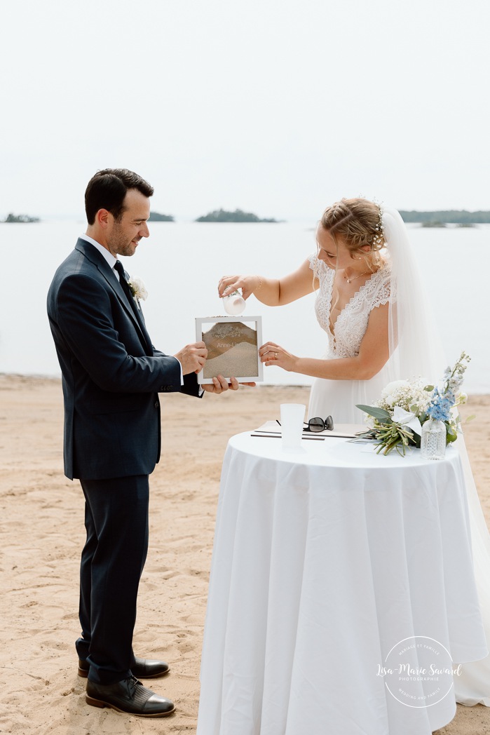 Beach wedding ceremony. Summer lakefront wedding. Mariage au bord du Lac-Saint-Jean. Auberge des Îles. Photographe mariage Saguenay-Lac-Saint-Jean