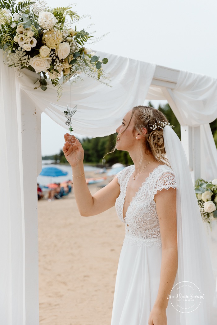 Beach wedding ceremony. Summer lakefront wedding. Mariage au bord du Lac-Saint-Jean. Auberge des Îles. Photographe mariage Saguenay-Lac-Saint-Jean