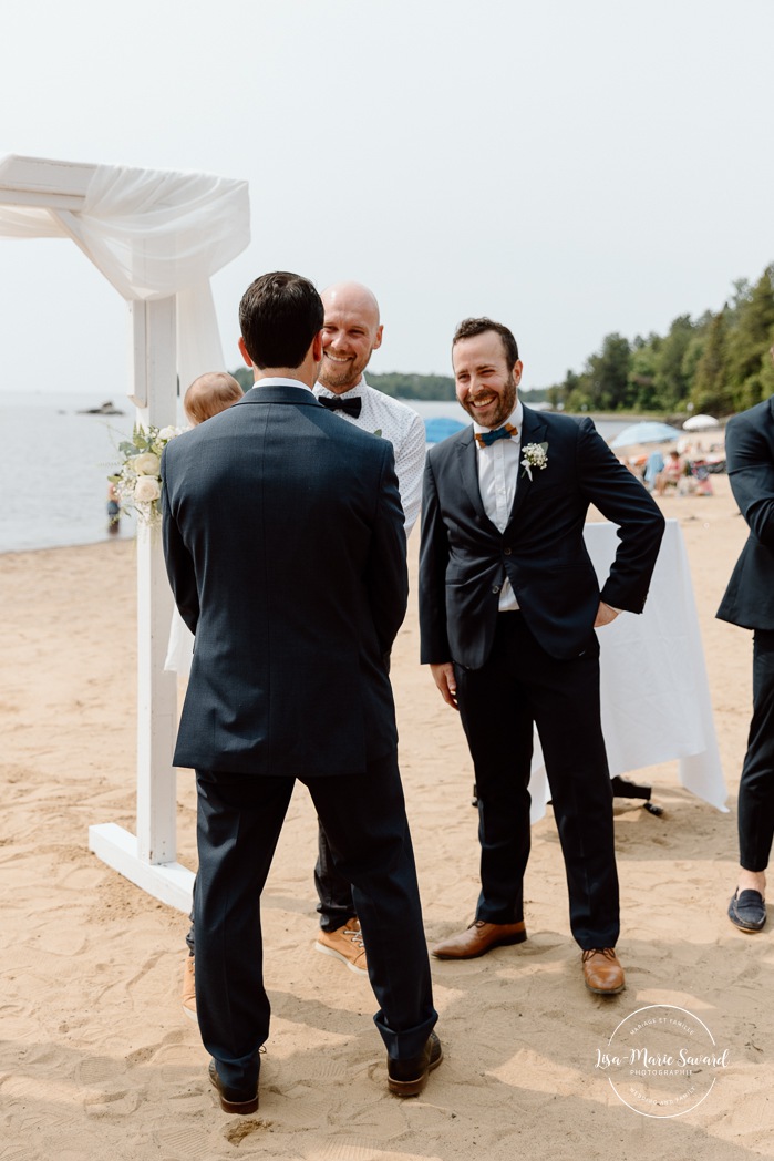 Beach wedding ceremony. Summer lakefront wedding. Mariage au bord du Lac-Saint-Jean. Auberge des Îles. Photographe mariage Saguenay-Lac-Saint-Jean