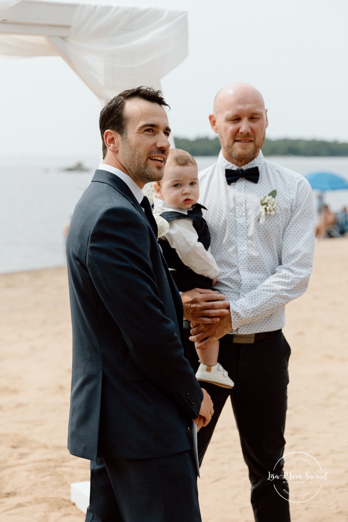 Beach wedding ceremony. Summer lakefront wedding. Mariage au bord du Lac-Saint-Jean. Auberge des Îles. Photographe mariage Saguenay-Lac-Saint-Jean