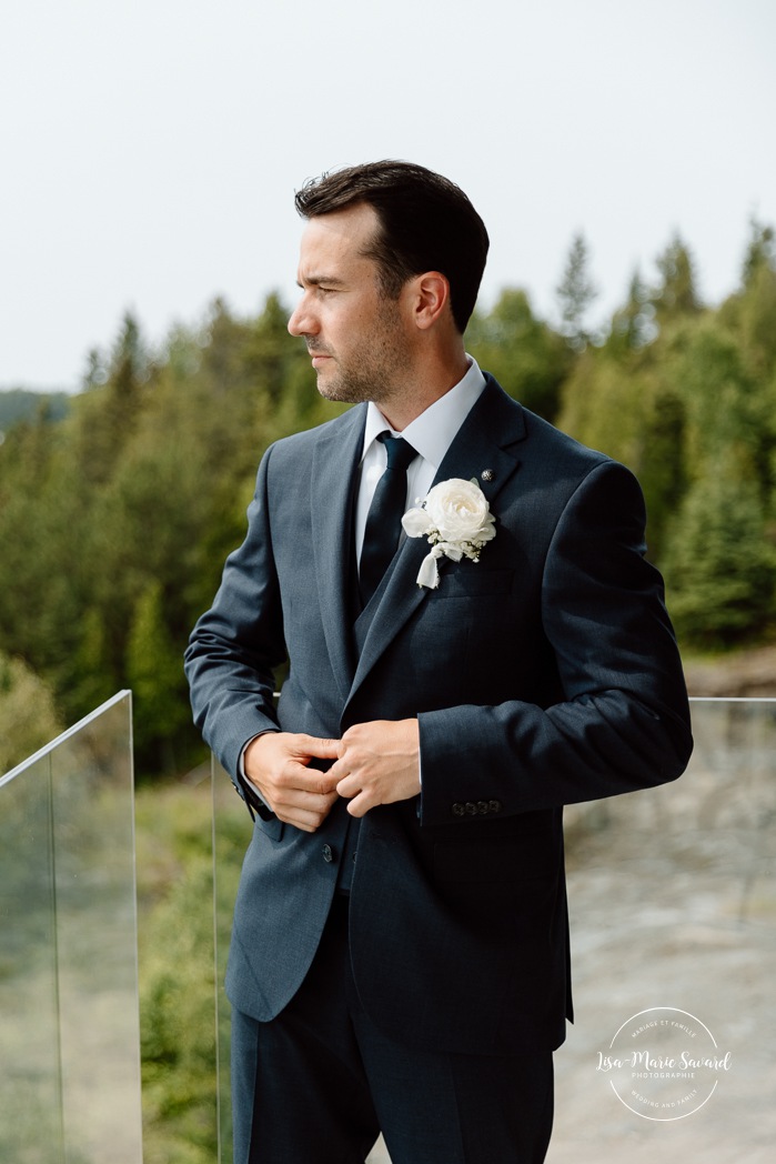 Groom getting ready with groomsmen. Mariage au bord du Lac-Saint-Jean. Auberge des Îles. Photographe mariage Saguenay-Lac-Saint-Jean