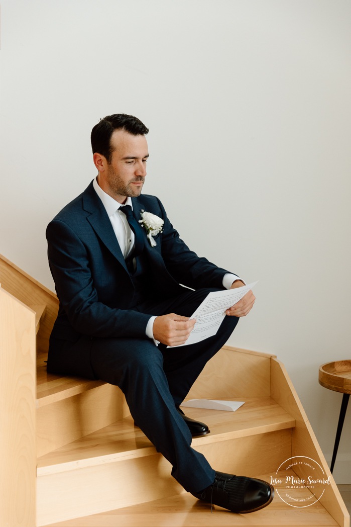 Groom reading vows before ceremony. Mariage au bord du Lac-Saint-Jean. Auberge des Îles. Photographe mariage Saguenay-Lac-Saint-Jean