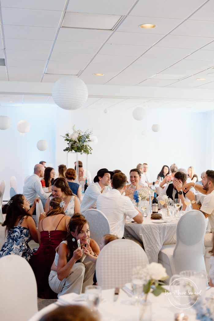 Candid wedding reception photos. Mariage au bord du Lac-Saint-Jean. Auberge des Îles. Photographe mariage Saguenay-Lac-Saint-Jean