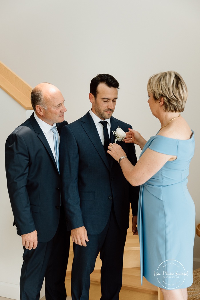 Groom getting ready with parents. Mariage au bord du Lac-Saint-Jean. Auberge des Îles. Photographe mariage Saguenay-Lac-Saint-Jean