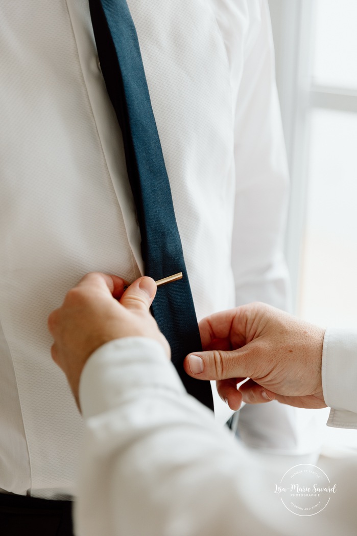 Groom getting ready with groomsmen. Mariage au bord du Lac-Saint-Jean. Auberge des Îles. Photographe mariage Saguenay-Lac-Saint-Jean