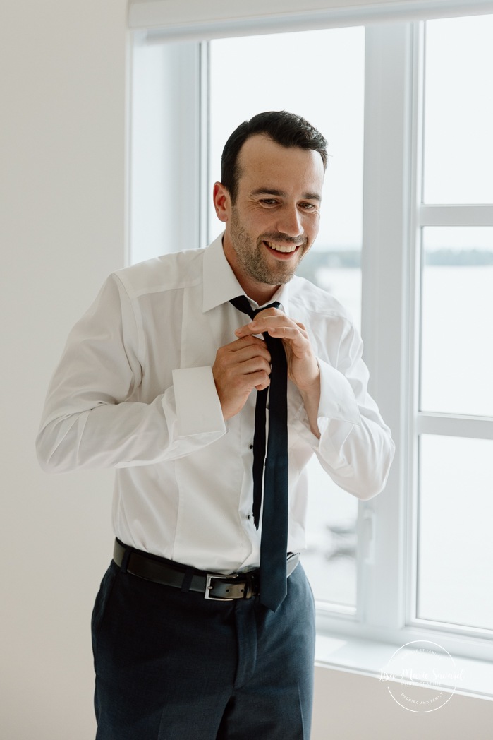 Groom getting ready with groomsmen. Mariage au bord du Lac-Saint-Jean. Auberge des Îles. Photographe mariage Saguenay-Lac-Saint-Jean