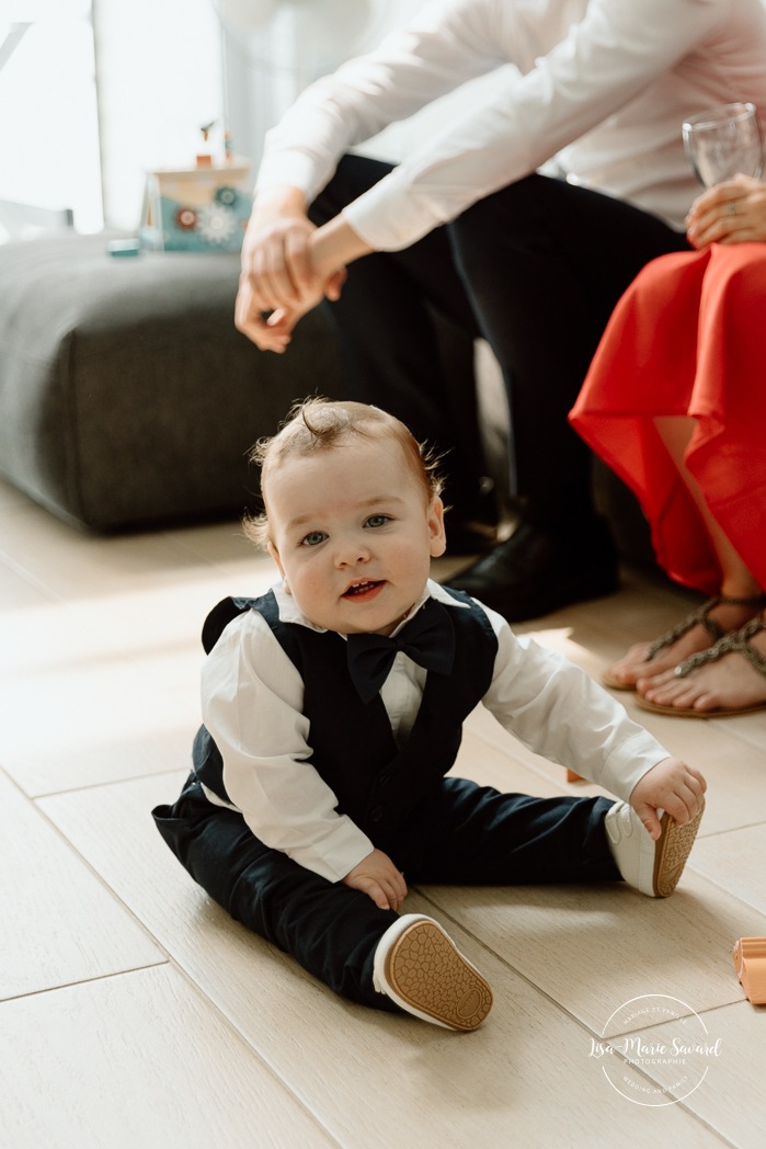 Groom getting ready with son. Mariage au bord du Lac-Saint-Jean. Auberge des Îles. Photographe mariage Saguenay-Lac-Saint-Jean