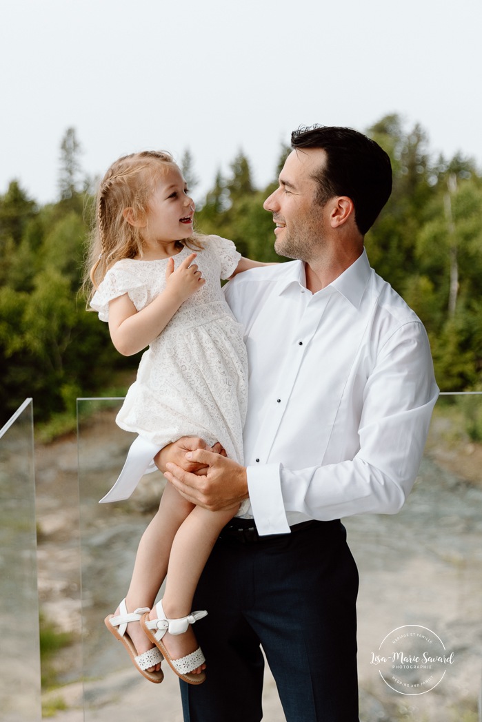 Groom getting ready with daughter. Mariage au bord du Lac-Saint-Jean. Auberge des Îles. Photographe mariage Saguenay-Lac-Saint-Jean