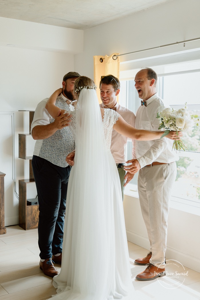 Bride first look with brothers. Mariage au bord du Lac-Saint-Jean. Auberge des Îles. Photographe mariage Saguenay-Lac-Saint-Jean