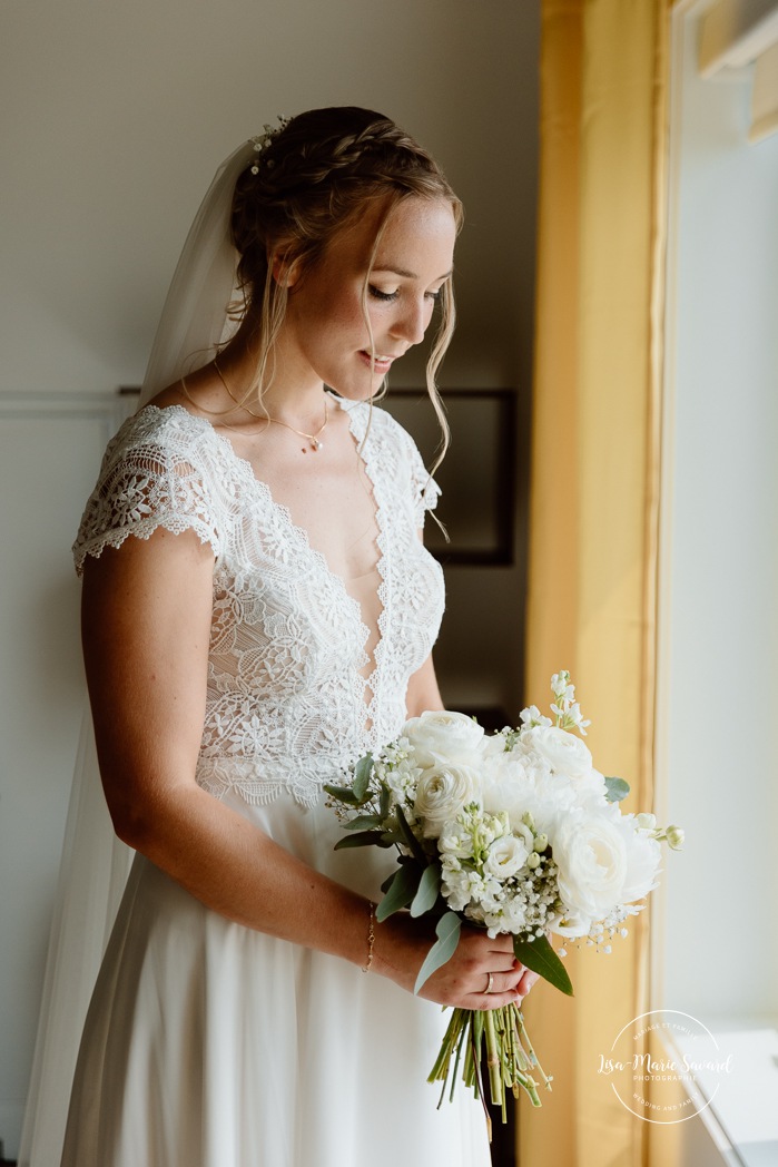Bride getting ready with bridesmaids. Mariage au bord du Lac-Saint-Jean. Auberge des Îles. Photographe mariage Saguenay-Lac-Saint-Jean