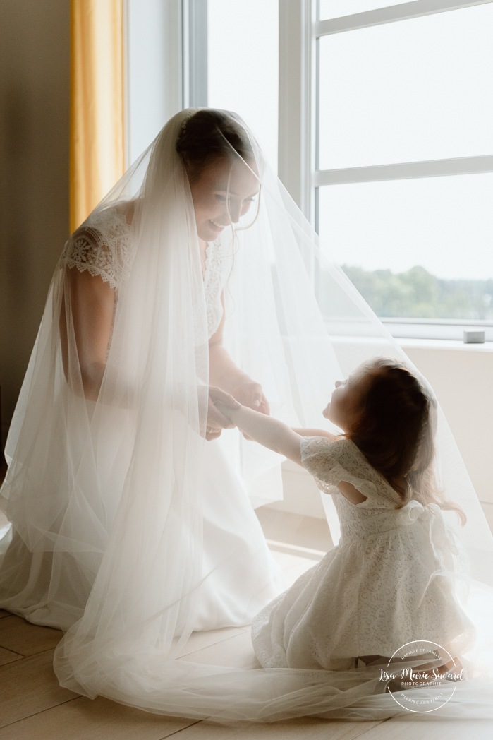 Bride and daughter under veil. Bride and daughter wedding photos. Mariage au bord du Lac-Saint-Jean. Auberge des Îles. Photographe mariage Saguenay-Lac-Saint-Jean