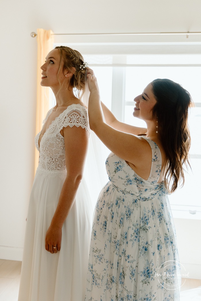 Bride getting ready with bridesmaids. Mariage au bord du Lac-Saint-Jean. Auberge des Îles. Photographe mariage Saguenay-Lac-Saint-Jean