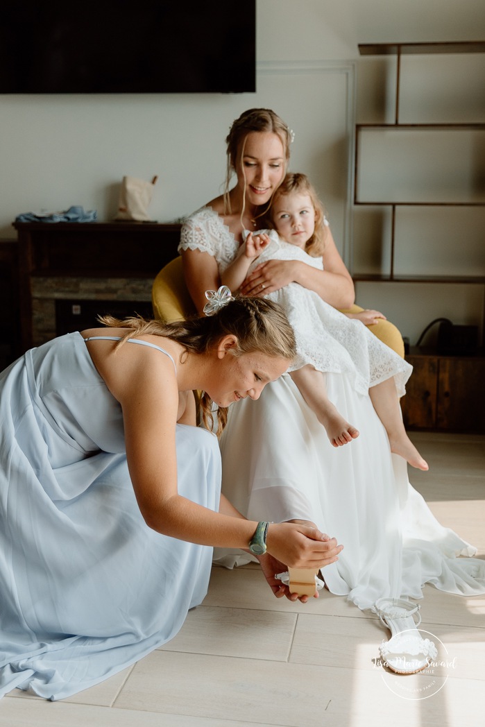 Bride getting ready with bridesmaids. Mariage au bord du Lac-Saint-Jean. Auberge des Îles. Photographe mariage Saguenay-Lac-Saint-Jean