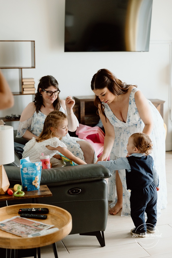 Bride getting ready with bridesmaids. Mariage au bord du Lac-Saint-Jean. Auberge des Îles. Photographe mariage Saguenay-Lac-Saint-Jean