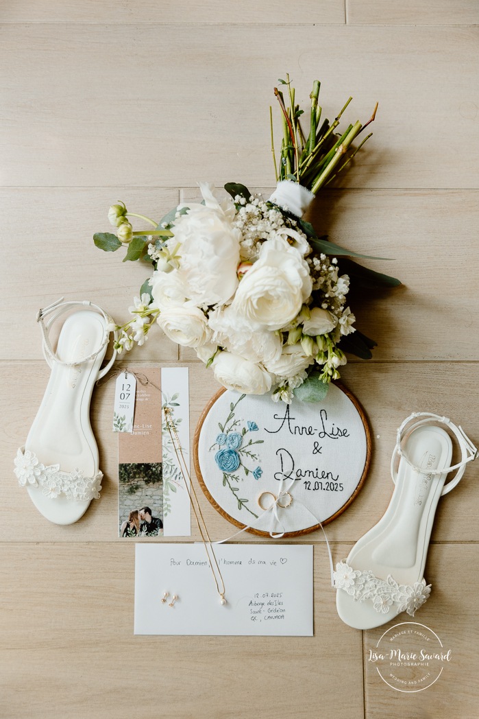 Bridal flat lay. Bride getting ready with bridesmaids. Mariage au bord du Lac-Saint-Jean. Auberge des Îles. Photographe mariage Saguenay-Lac-Saint-Jean