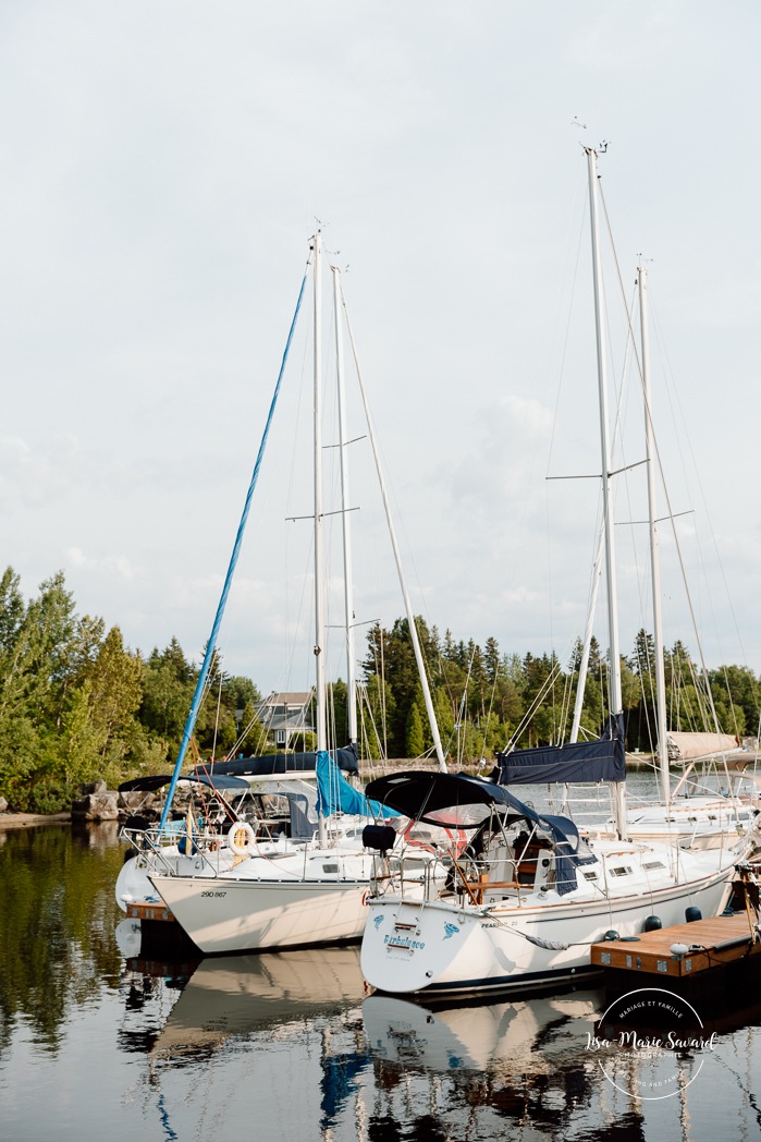 Yacht club wedding photos. Sailboat wedding photos. Marina wedding photos. Mariage au bord du Lac-Saint-Jean avec voiliers. Auberge des Îles. Photographe mariage Saguenay-Lac-Saint-Jean