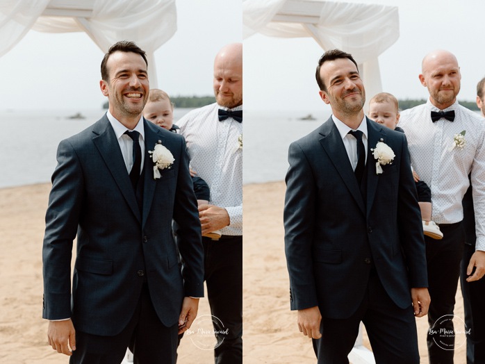 Beach wedding ceremony. Summer lakefront wedding. Mariage au bord du Lac-Saint-Jean. Auberge des Îles. Photographe mariage Saguenay-Lac-Saint-Jean