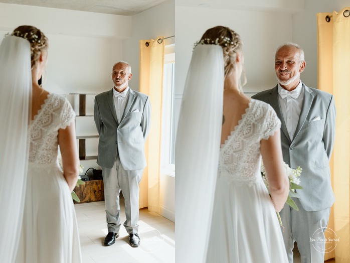 Bride first look with father. Mariage au bord du Lac-Saint-Jean. Auberge des Îles. Photographe mariage Saguenay-Lac-Saint-Jean