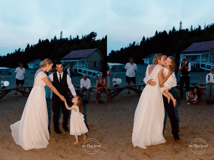 Wedding first dance on the beach with sparklers. Sparkler lit wedding first dance. Mariage au bord du Lac-Saint-Jean. Auberge des Îles. Photographe mariage Saguenay-Lac-Saint-Jean