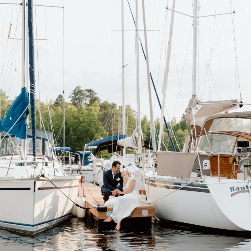 Yacht club wedding photos. Sailboat wedding photos. Marina wedding photos. Mariage au bord du Lac-Saint-Jean avec voiliers. Auberge des Îles. Photographe mariage Saguenay-Lac-Saint-Jean