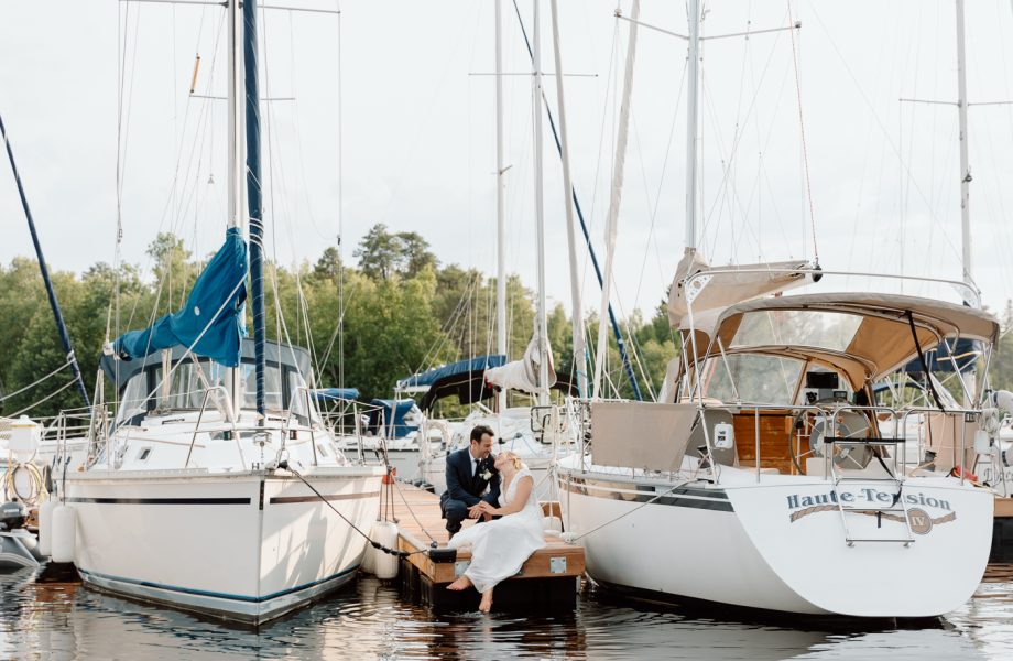 Yacht club wedding photos. Sailboat wedding photos. Marina wedding photos. Mariage au bord du Lac-Saint-Jean avec voiliers. Auberge des Îles. Photographe mariage Saguenay-Lac-Saint-Jean