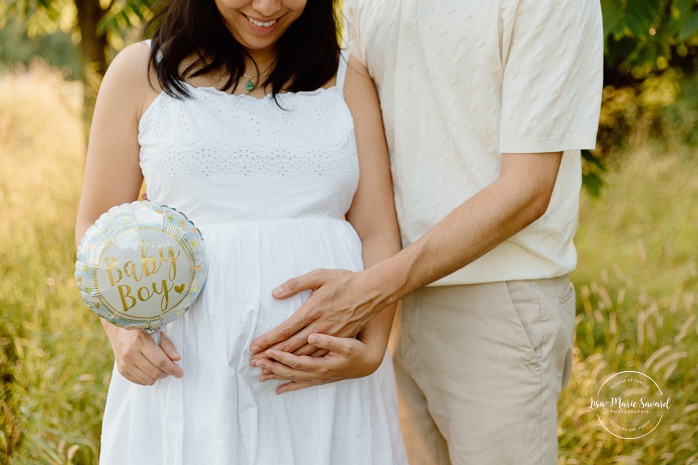 Countryside maternity photos. Wild field maternity photos. Séance photo au parc Maisonneuve. Maisonneuve Park photoshoot. Photographe maternité à Montréal. Montreal maternity photographer.