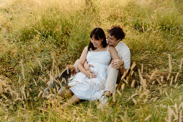Maternity photos with dog. Maternity photos with pet. Countryside maternity photos. Wild field maternity photos. Séance photo au parc Maisonneuve. Maisonneuve Park photoshoot. Photographe maternité à Montréal. Montreal maternity photographer.
