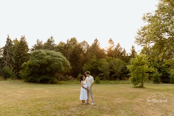 Countryside maternity photos. Wild field maternity photos. Séance photo au parc Maisonneuve. Maisonneuve Park photoshoot. Photographe maternité à Montréal. Montreal maternity photographer.