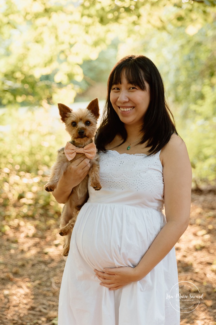 Maternity photos with dog. Maternity photos with pet. Countryside maternity photos. Wild field maternity photos. Séance photo au parc Maisonneuve. Maisonneuve Park photoshoot. Photographe maternité à Montréal. Montreal maternity photographer.
