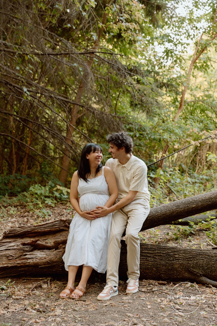 Countryside maternity photos. Wild field maternity photos. Séance photo au parc Maisonneuve. Maisonneuve Park photoshoot. Photographe maternité à Montréal. Montreal maternity photographer.