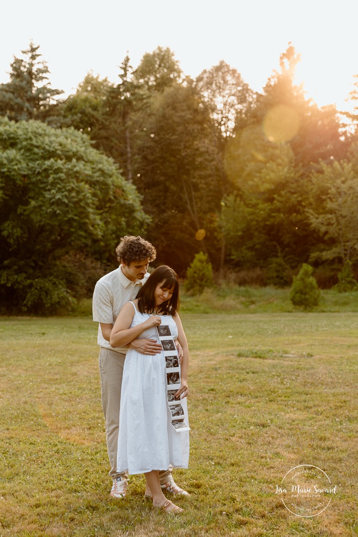 Countryside maternity photos. Wild field maternity photos. Séance photo au parc Maisonneuve. Maisonneuve Park photoshoot. Photographe maternité à Montréal. Montreal maternity photographer.
