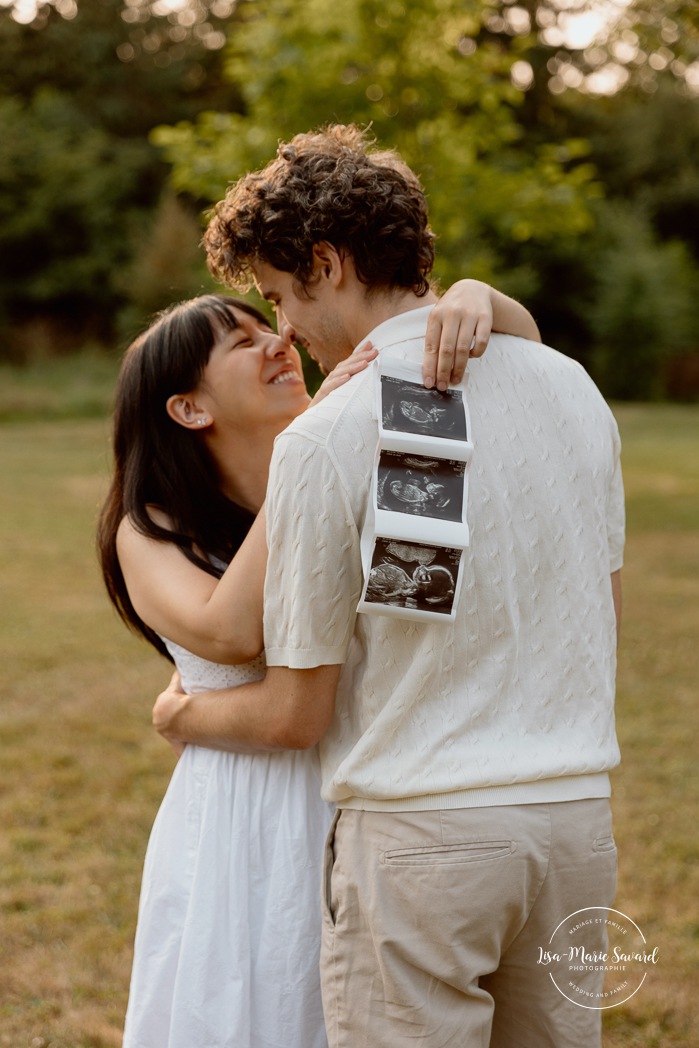 Countryside maternity photos. Wild field maternity photos. Séance photo au parc Maisonneuve. Maisonneuve Park photoshoot. Photographe maternité à Montréal. Montreal maternity photographer.