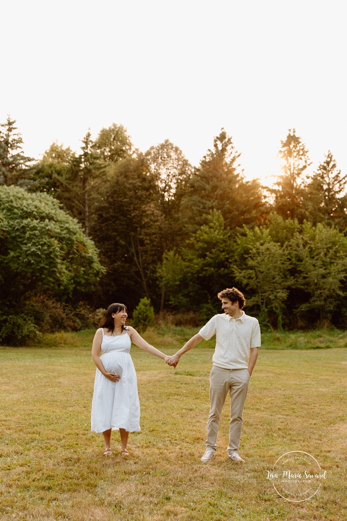 Countryside maternity photos. Wild field maternity photos. Séance photo au parc Maisonneuve. Maisonneuve Park photoshoot. Photographe maternité à Montréal. Montreal maternity photographer.