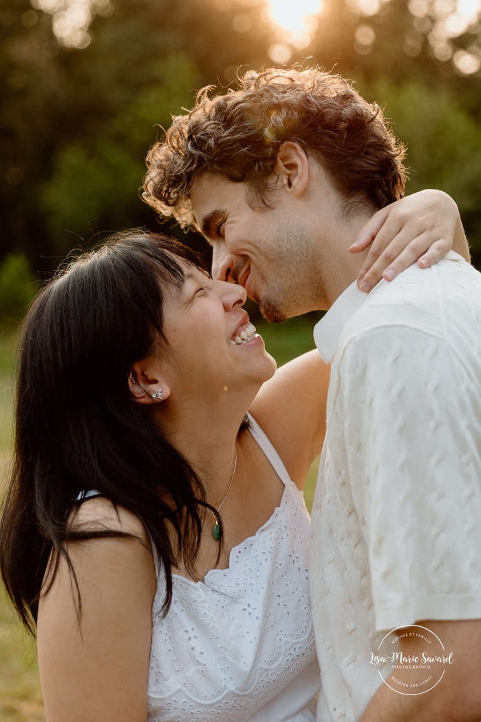 Countryside maternity photos. Wild field maternity photos. Séance photo au parc Maisonneuve. Maisonneuve Park photoshoot. Photographe maternité à Montréal. Montreal maternity photographer.